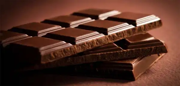 تعبیر خواب خوردن شکلات شیرین + برای مرد و زن متاهل و پسر و دختر مجرد