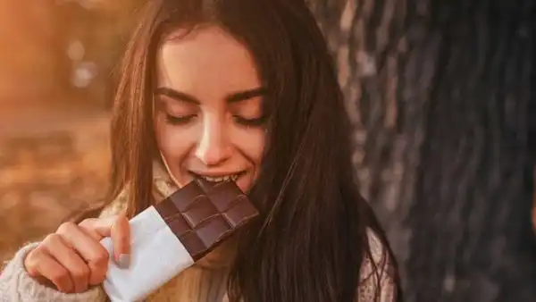 تعبیر خواب شکلات گرفتن از دیگران برای دختر مجرد + برای مرد و زن متاهل و پسر و دختر مجرد