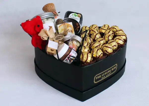تعبیر خواب شکلات کادو گرفتن + برای مرد و زن متاهل و پسر و دختر مجرد