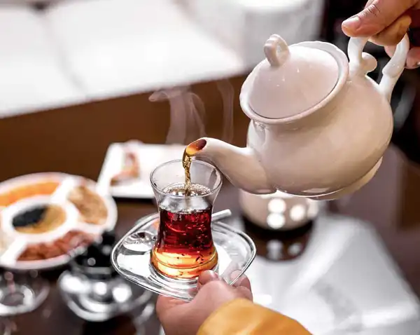 تعبیر خواب چایی ریختن برای مهمان + برای مرد و زن متاهل و پسر و دختر مجرد