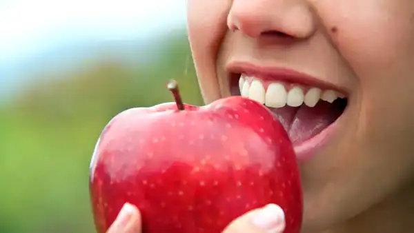 تعبیر خواب خوردن سیب برای زن متاهل + برای مرد و زن متاهل و پسر و دختر مجرد