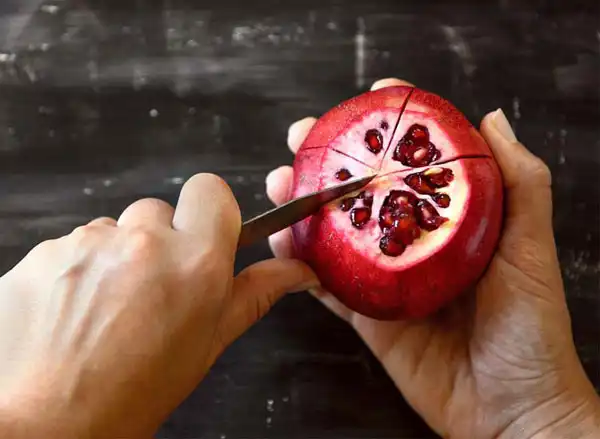 تعبیر خواب انار دادن به دیگران برای زن متاهل + برای مرد و زن متاهل و پسر و دختر مجرد
