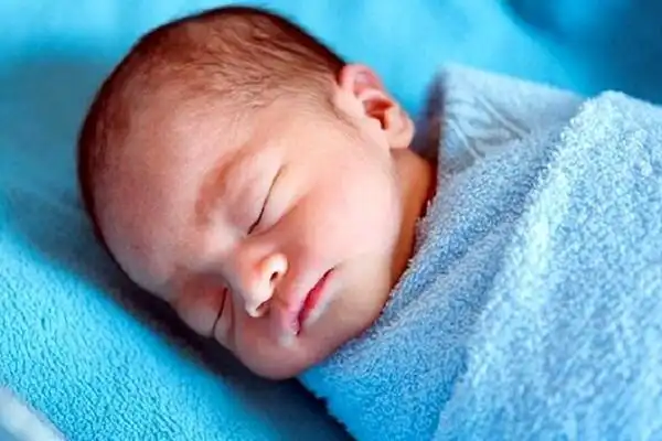 تعبیر خواب اذان گفتن در گوش نوزاد توسط زن + برای مرد و زن متاهل و پسر و دختر مجرد