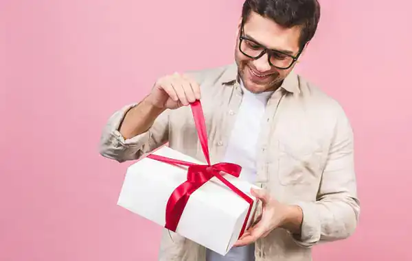 تعبیر خواب هدیه گرفتن از پسر مجرد برای زن متاهل + برای مرد و زن متاهل و پسر و دختر مجرد