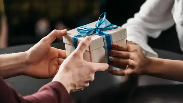 تعبیر خواب کادو برای زن متاهل + برای مرد و زن متاهل و پسر و دختر مجرد