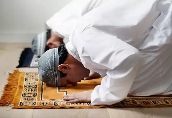 تعبیر خواب نماز خواندن شخص دیگر برای زن متاهل + برای مرد و زن متاهل و پسر و دختر مجرد