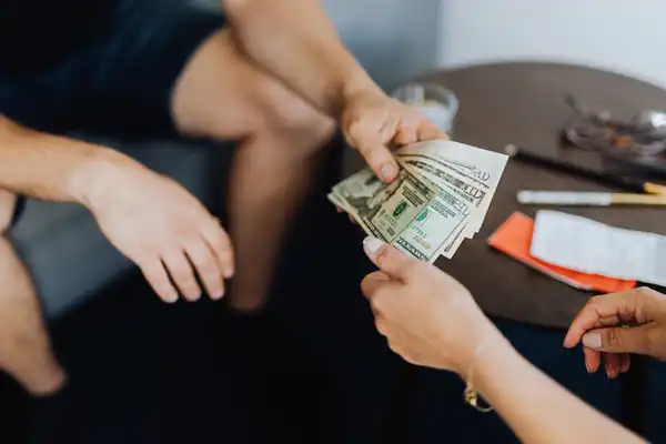 تعبیر خواب پول گرفتن از مرده برای زن متاهل + برای مرد و زن متاهل و پسر و دختر مجرد