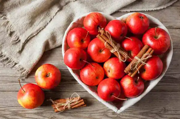 تعبیر خواب سیب قرمز هدیه گرفتن برای زن متاهل + برای مرد و زن متاهل و پسر و دختر مجرد