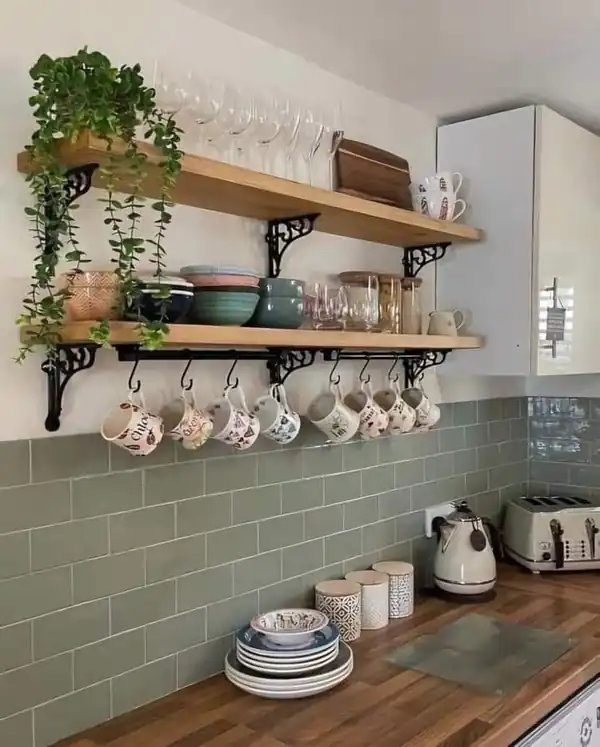 مدل آشپزخانه بدون اپن فضایی روشن و دلنشین با ارتباط بین آشپزخانه و پذیرایی