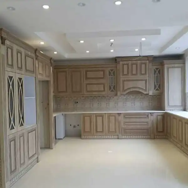 مدل آشپزخانه دو طرف اپن تلفیقی از سبک کلاسیک و مدرن برای فضایی کاربردی