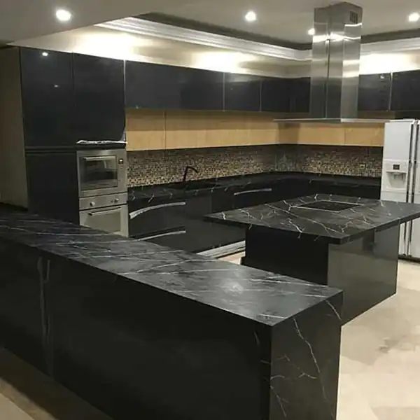 مدل آشپزخانه دو طرف اپن تلفیقی از سبک کلاسیک و مدرن برای فضایی کاربردی