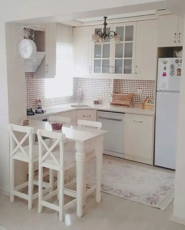 مدل آشپزخانه مدرن سبک ارگونومیک و کاربردی با فضای مناسب برای آشپزی راحت