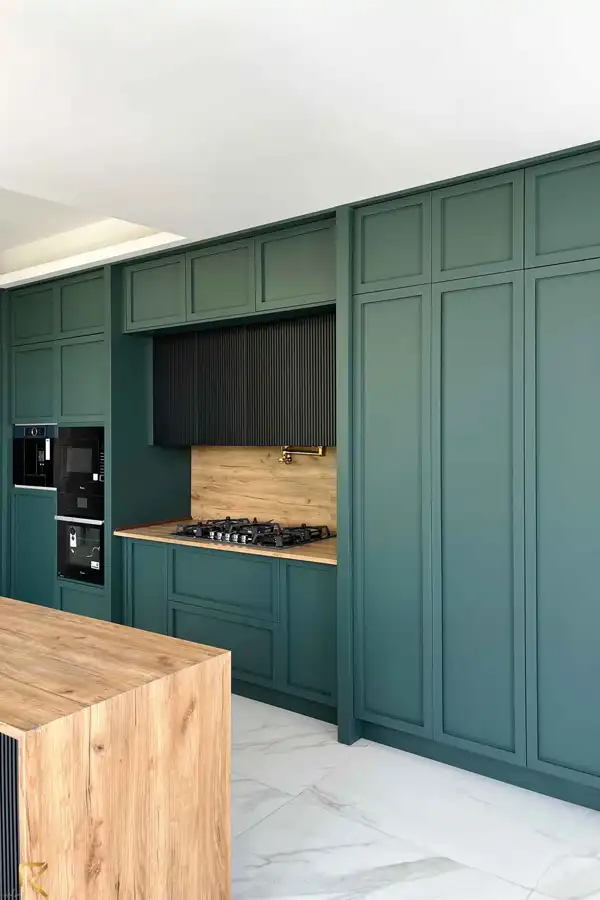 مدل کابینت ساده برای بزرگ نشان دادن فضای آشپزخانه به سبک مدرن و کلاسیک