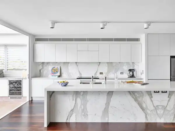 مدل کابینت ساده برای بزرگ نشان دادن فضای آشپزخانه به سبک مدرن و کلاسیک