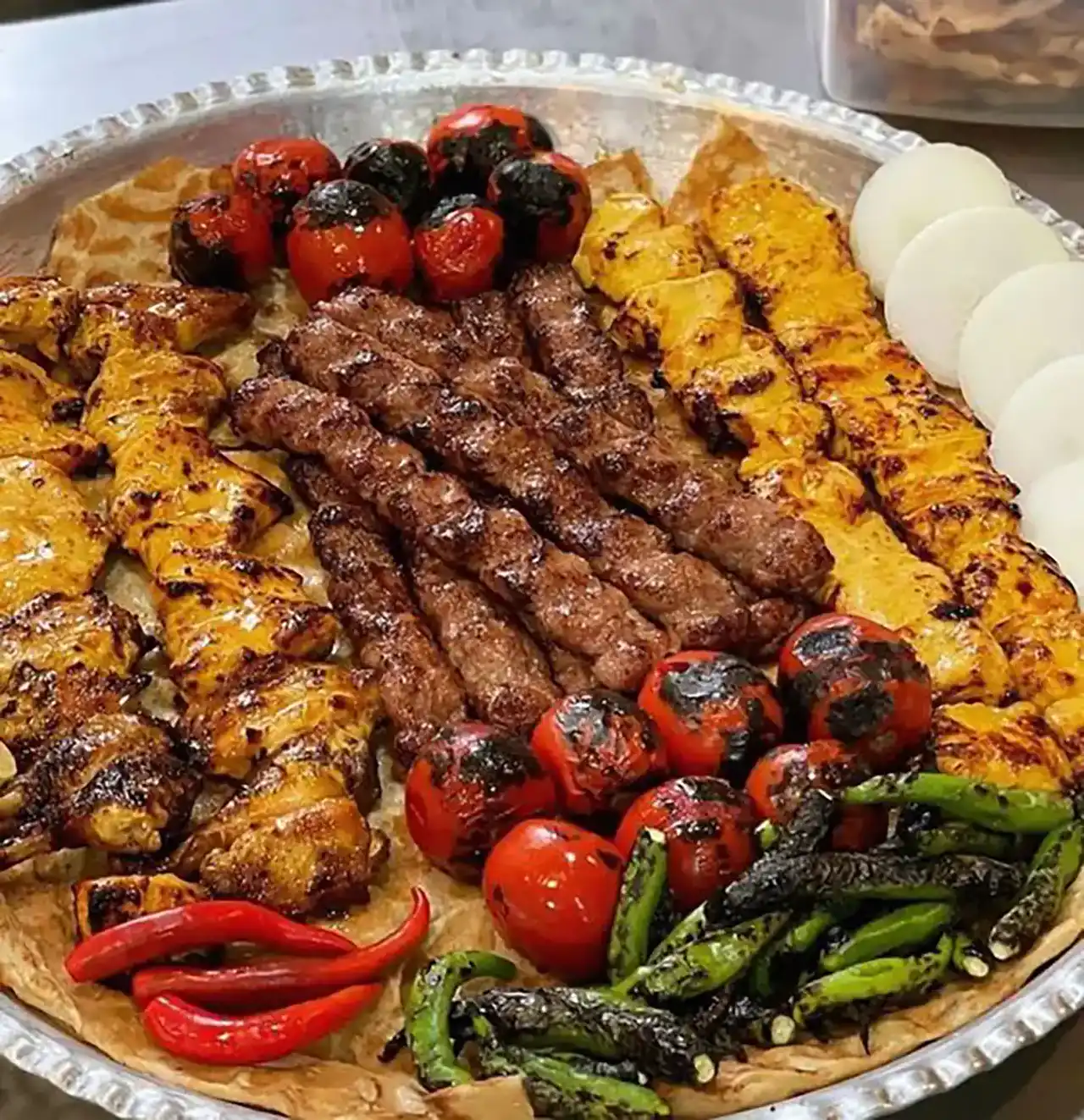 دیزاین رستورانی کباب کوبیده + ایده های جالب و راحت برای تزیین کردن کباب کوبیده با دورچین سبزیجات