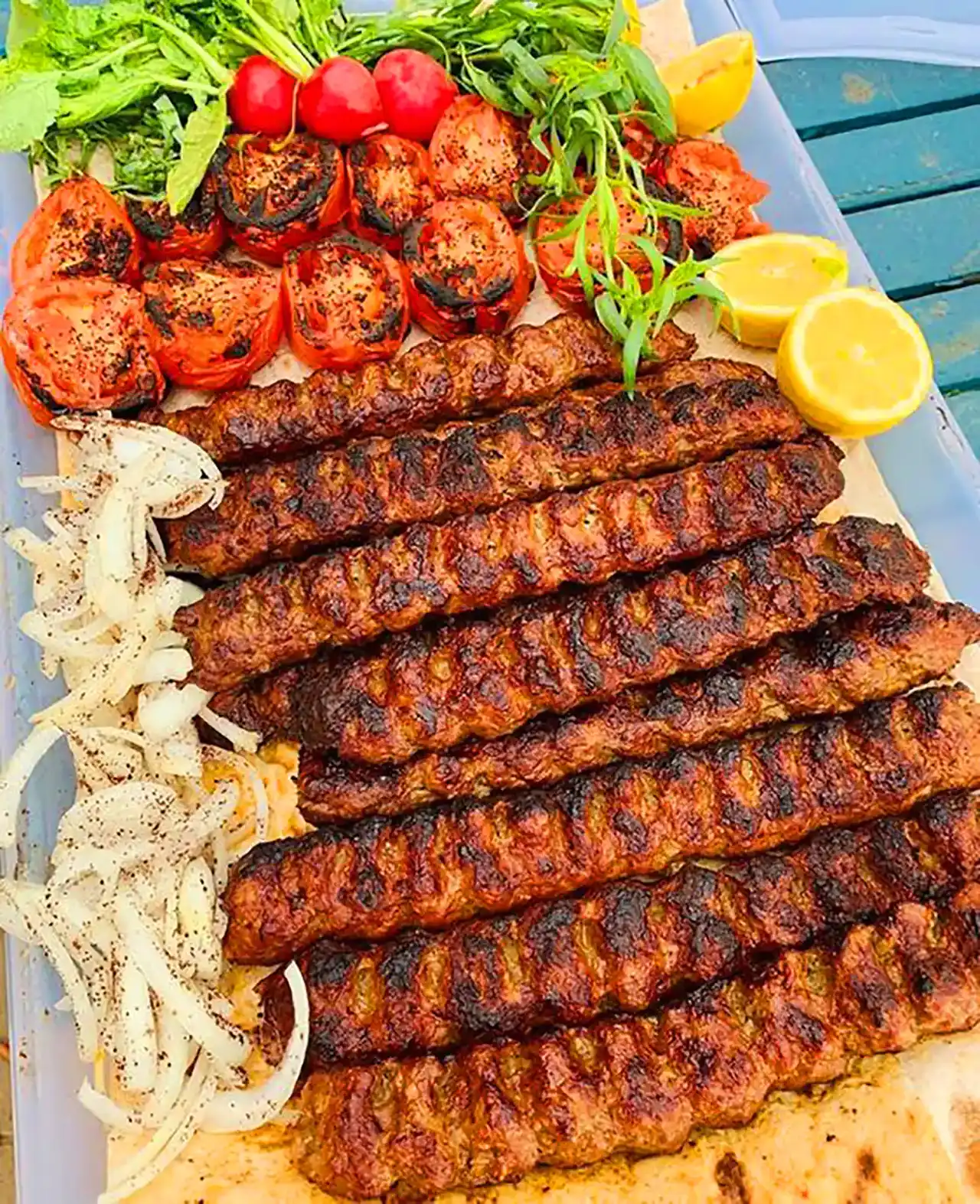 دیزاین رستورانی کباب کوبیده + ایده های جالب و راحت برای تزیین کردن کباب کوبیده با دورچین سبزیجات