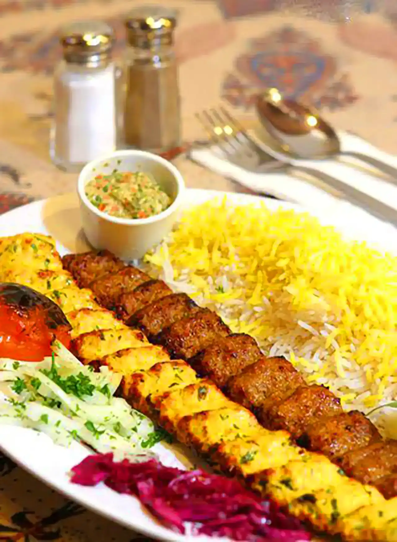 دیزاین رستورانی کباب کوبیده + ایده های جالب و راحت برای تزیین کردن کباب کوبیده با دورچین سبزیجات