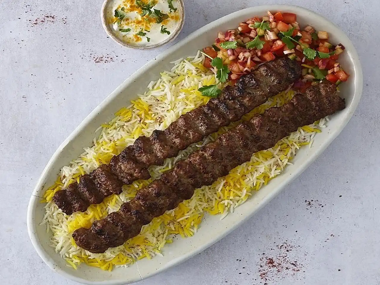 دیزاین رستورانی کباب کوبیده + ایده های جالب و راحت برای تزیین کردن کباب کوبیده با دورچین سبزیجات