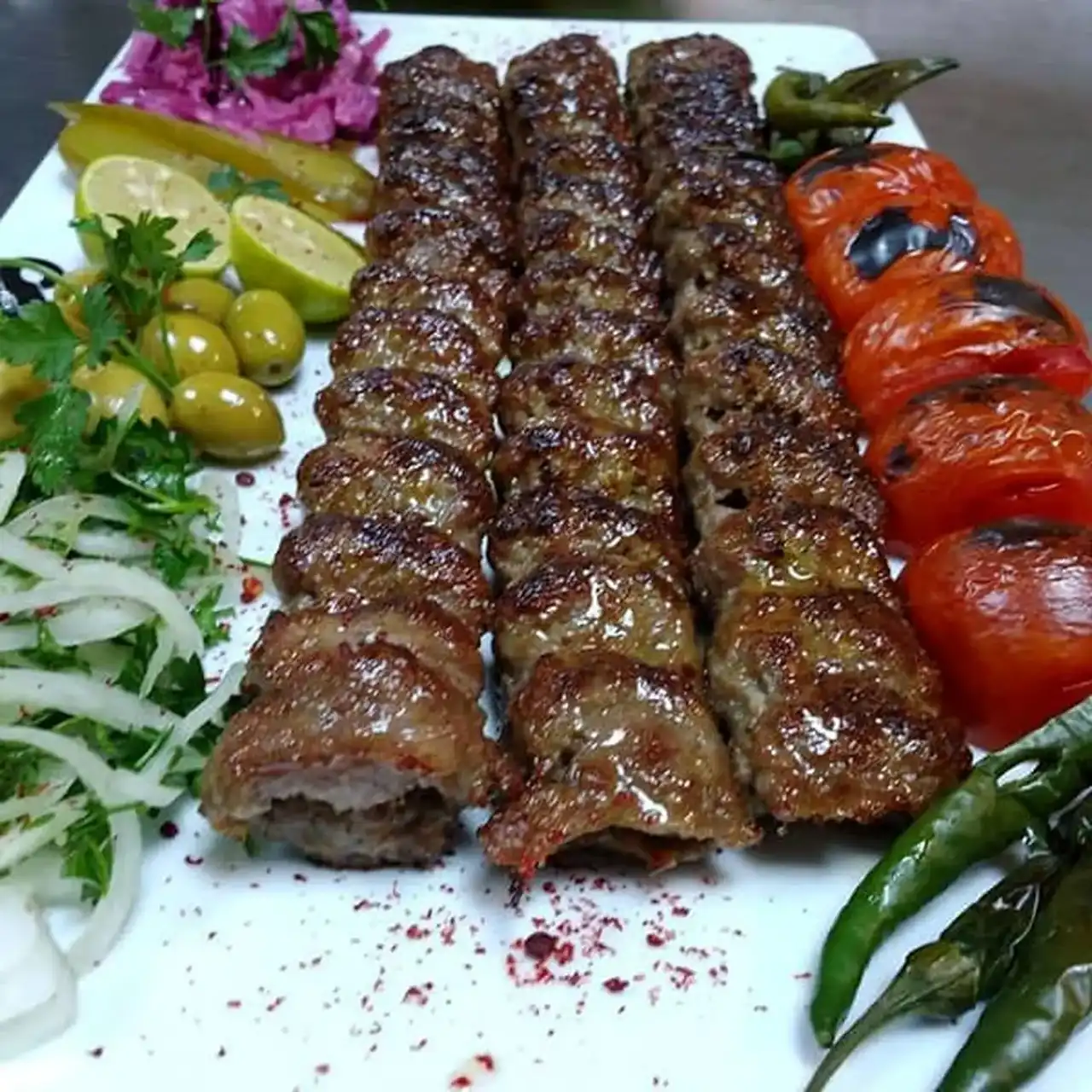 دیزاین رستورانی کباب کوبیده + ایده های جالب و راحت برای تزیین کردن کباب کوبیده با دورچین سبزیجات