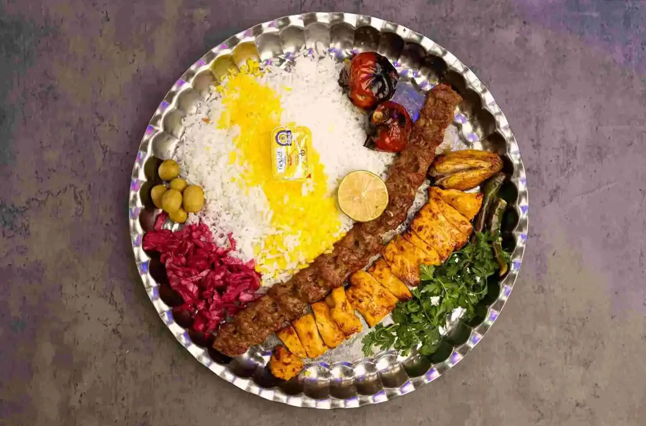 دیزاین رستورانی کباب کوبیده + ایده های جالب و راحت برای تزیین کردن کباب کوبیده با دورچین سبزیجات