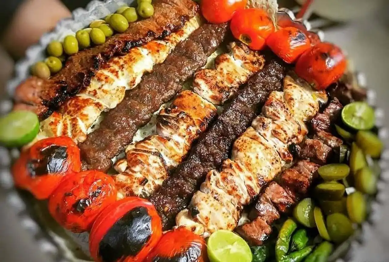 دیزاین رستورانی کباب کوبیده + ایده های جالب و راحت برای تزیین کردن کباب کوبیده با دورچین سبزیجات