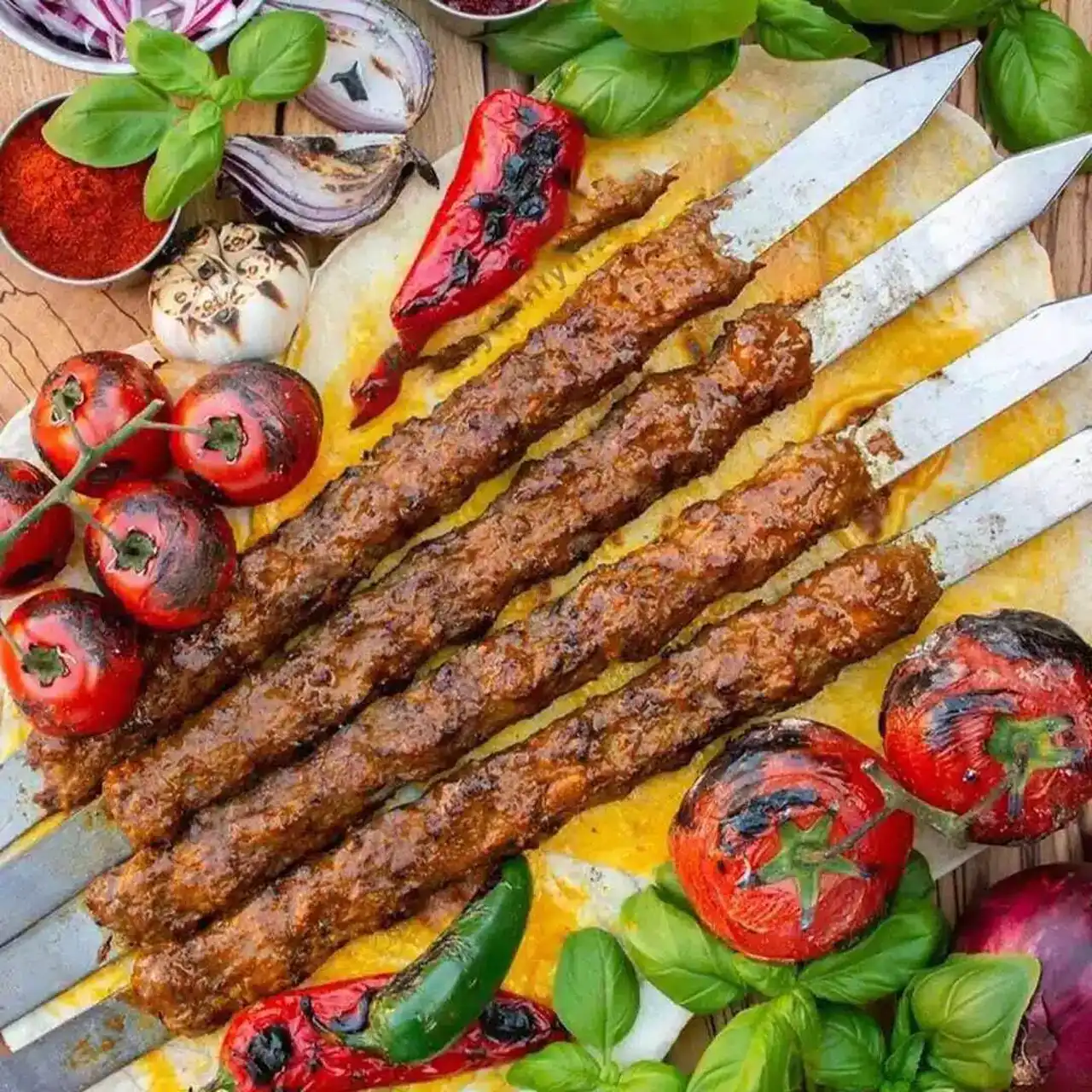 دیزاین رستورانی کباب کوبیده + ایده های جالب و راحت برای تزیین کردن کباب کوبیده با دورچین سبزیجات