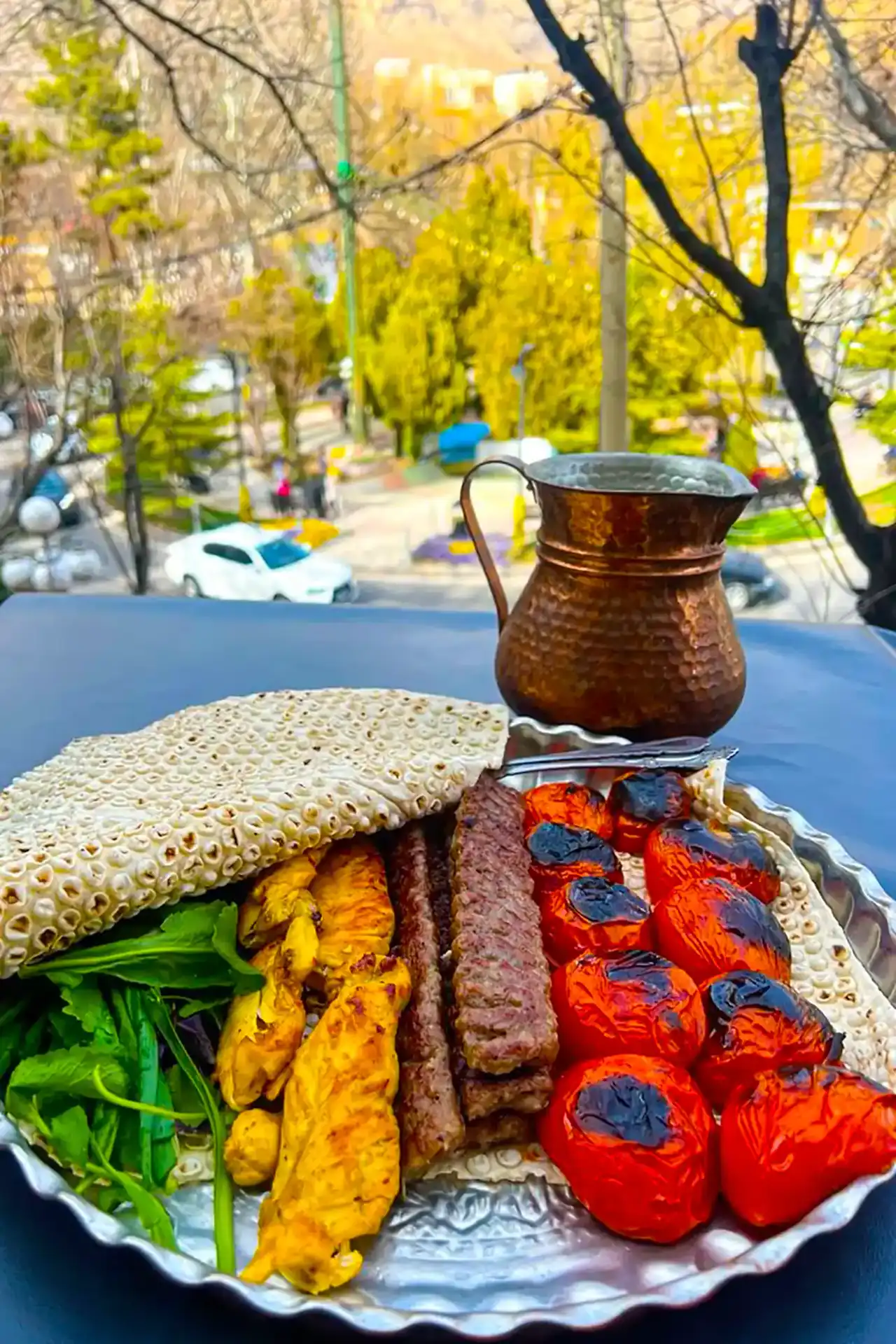 دیزاین رستورانی کباب کوبیده + ایده های جالب و راحت برای تزیین کردن کباب کوبیده با دورچین سبزیجات