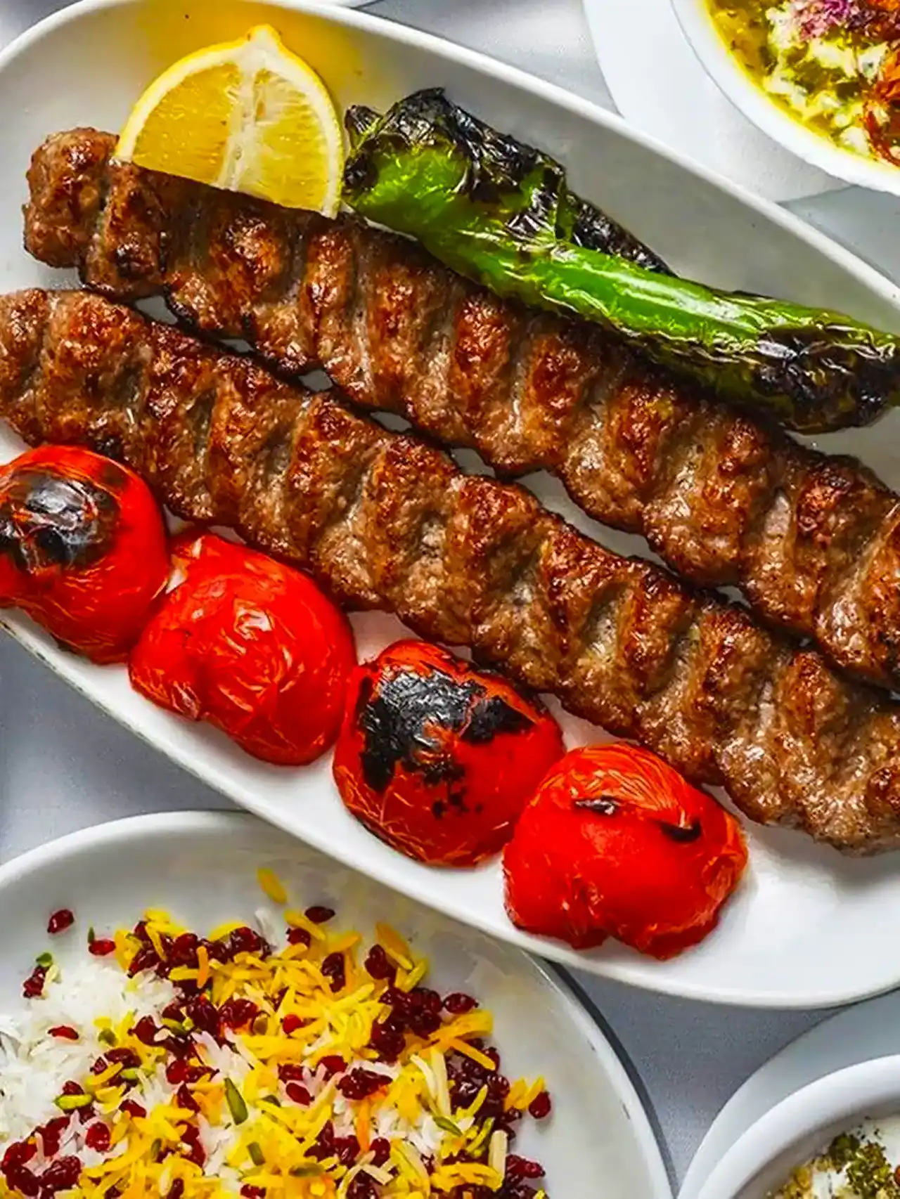 دیزاین رستورانی کباب کوبیده + ایده های جالب و راحت برای تزیین کردن کباب کوبیده با دورچین سبزیجات