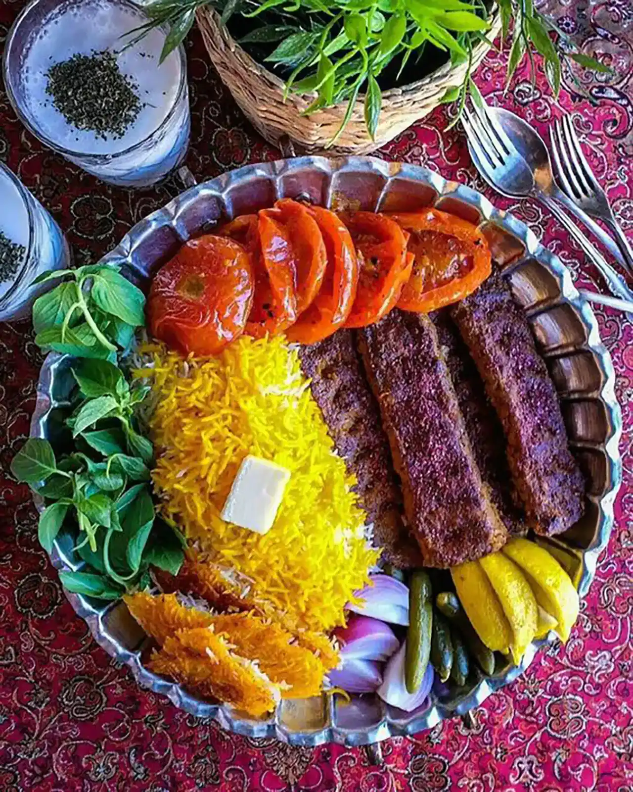 دیزاین رستورانی کباب کوبیده + ایده های جالب و راحت برای تزیین کردن کباب کوبیده با دورچین سبزیجات