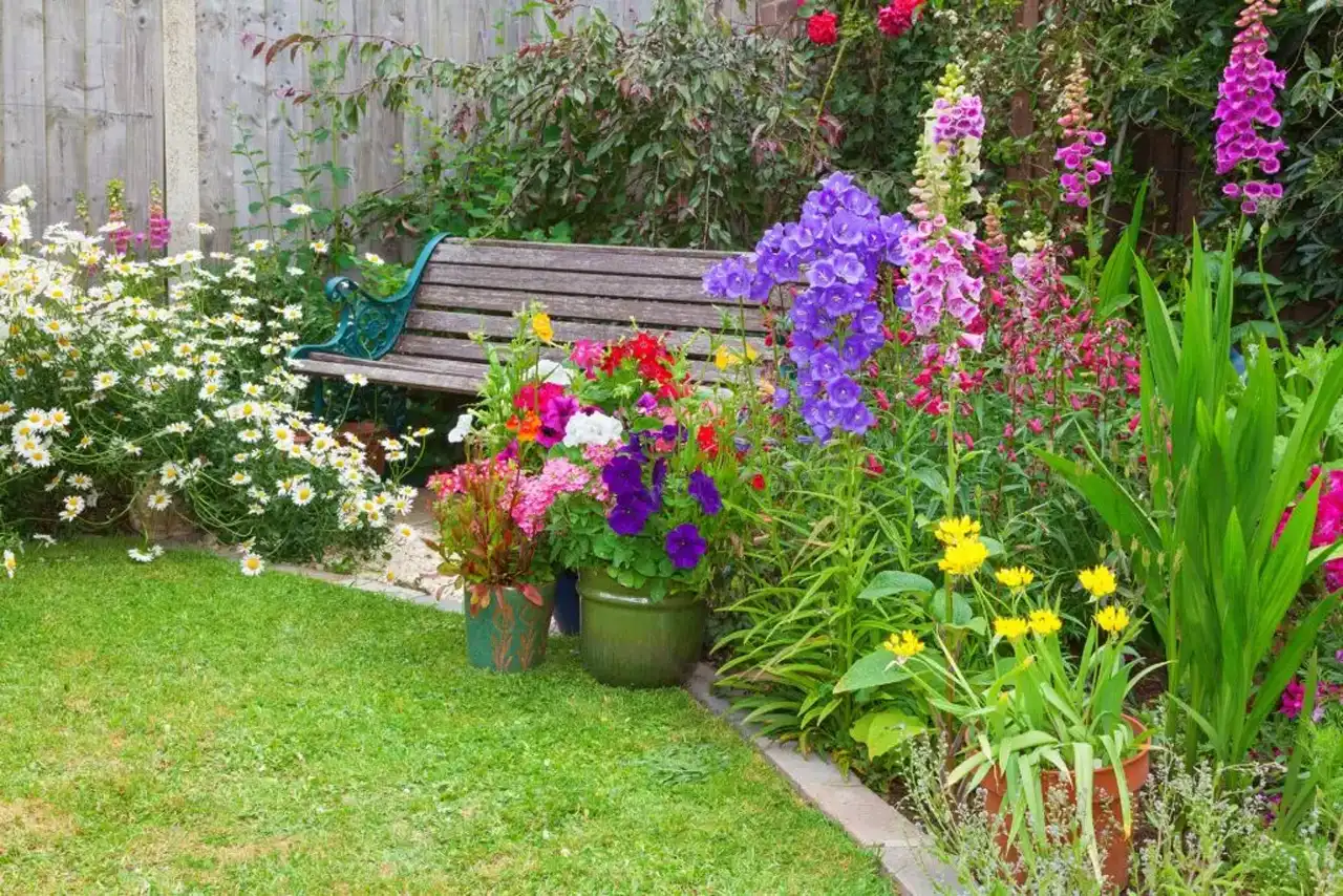 دیزاین حیاط با گل + جدیدترین طراحی باغچه و حیاط با گلهای زینتی بسیار زیبا
