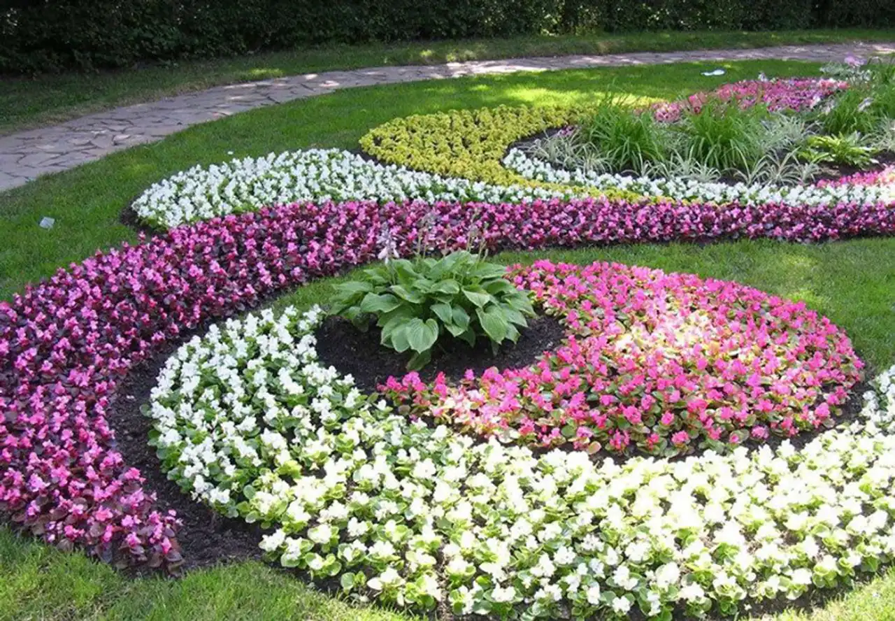 دیزاین حیاط با گل + جدیدترین طراحی باغچه و حیاط با گلهای زینتی بسیار زیبا
