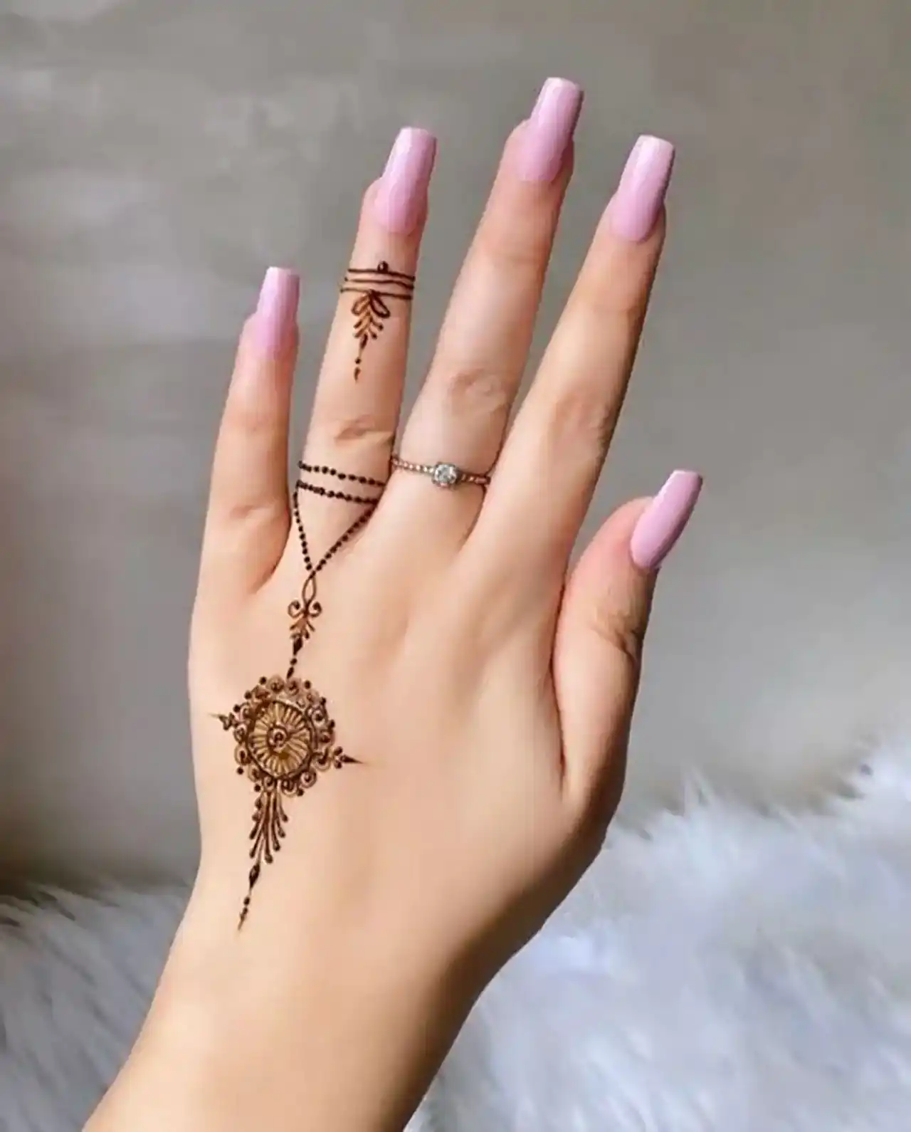 مدل حنا دخترانه + زیباترین مدل های حنا دخترانه برای دست بسیار شیک و لاکچری