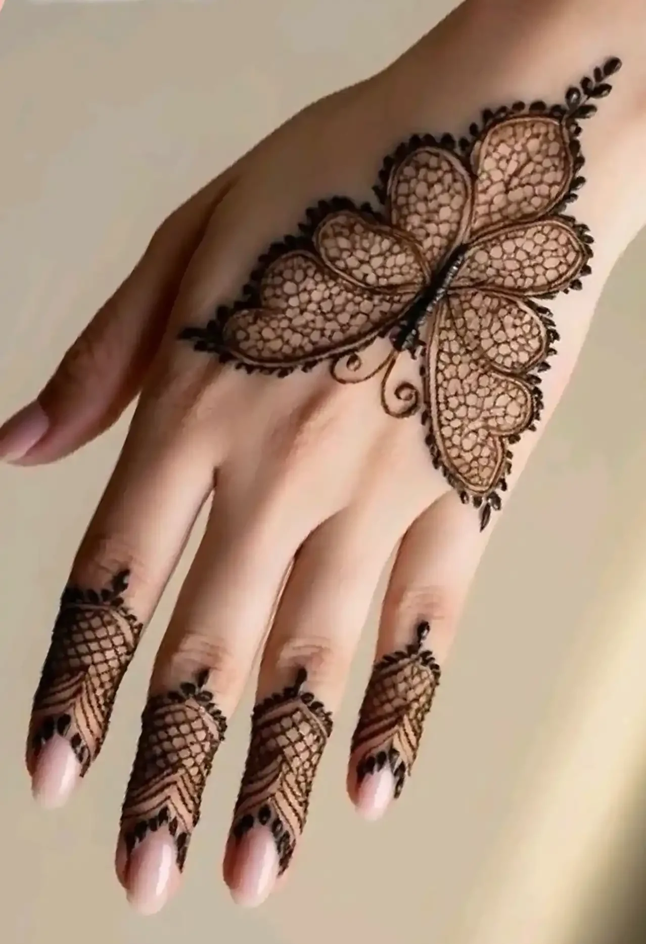 مدل حنا دست + زیباترین مدل های حنا دست پشت و رو بسیار زیبا و خوش طرح