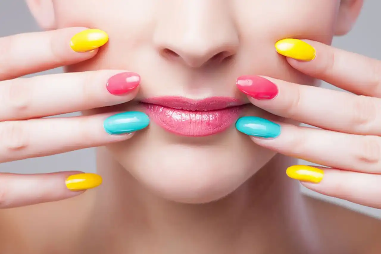 لاک ژل ساده و زیبا + متفاوت ترین و خاص ترین ایده ها برای طراحی لاک ژل مناسب فصل پاییز و زمستان