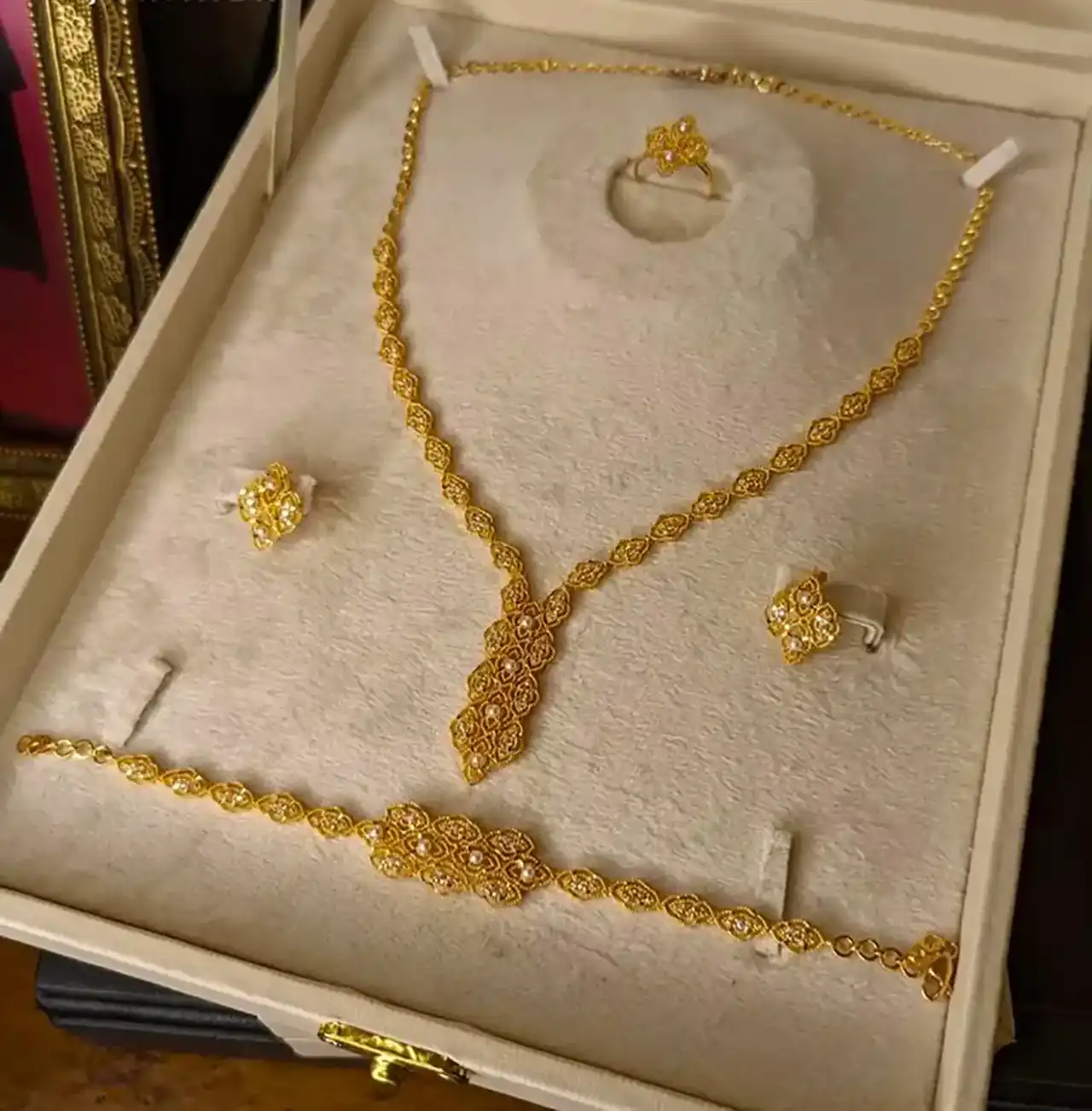 سرویس طلا درخشان و زیبا + شیک ترین ست سرویس طلا و جواهر انتخابی لوکس برای خانم های باکلاس