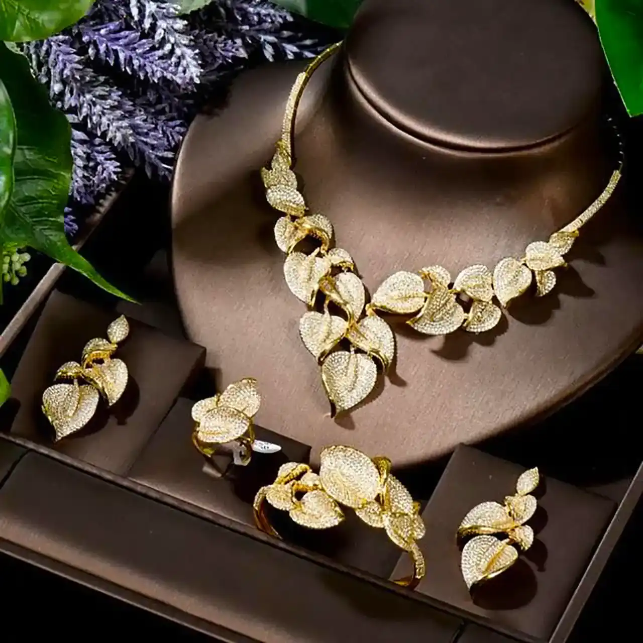 سرویس طلا درخشان و زیبا + شیک ترین ست سرویس طلا و جواهر انتخابی لوکس برای خانم های باکلاس
