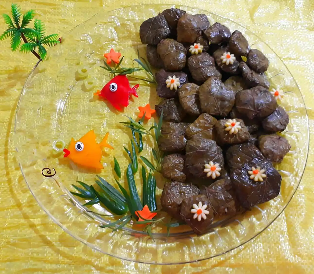 تزئین دلمه مجلسی + ایده های بسیار زیبا و شیک برای تزئین دلمه مجلسی با برگ مو و زرشک