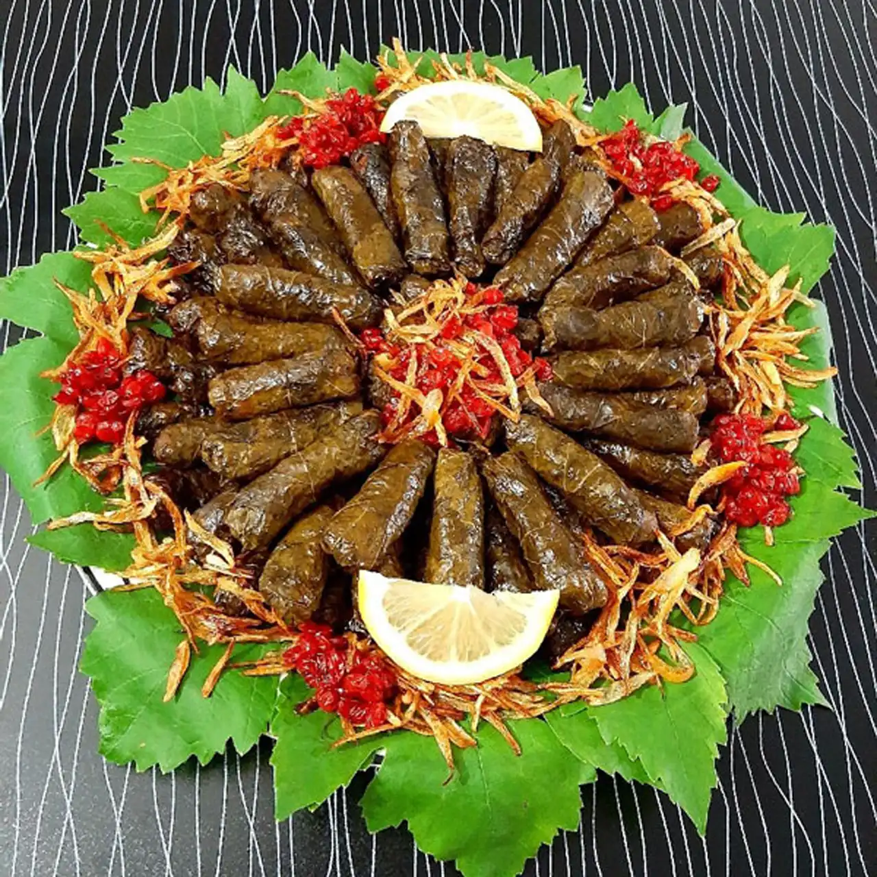 تزئین دلمه مجلسی + ایده های بسیار زیبا و شیک برای تزئین دلمه مجلسی با برگ مو و زرشک