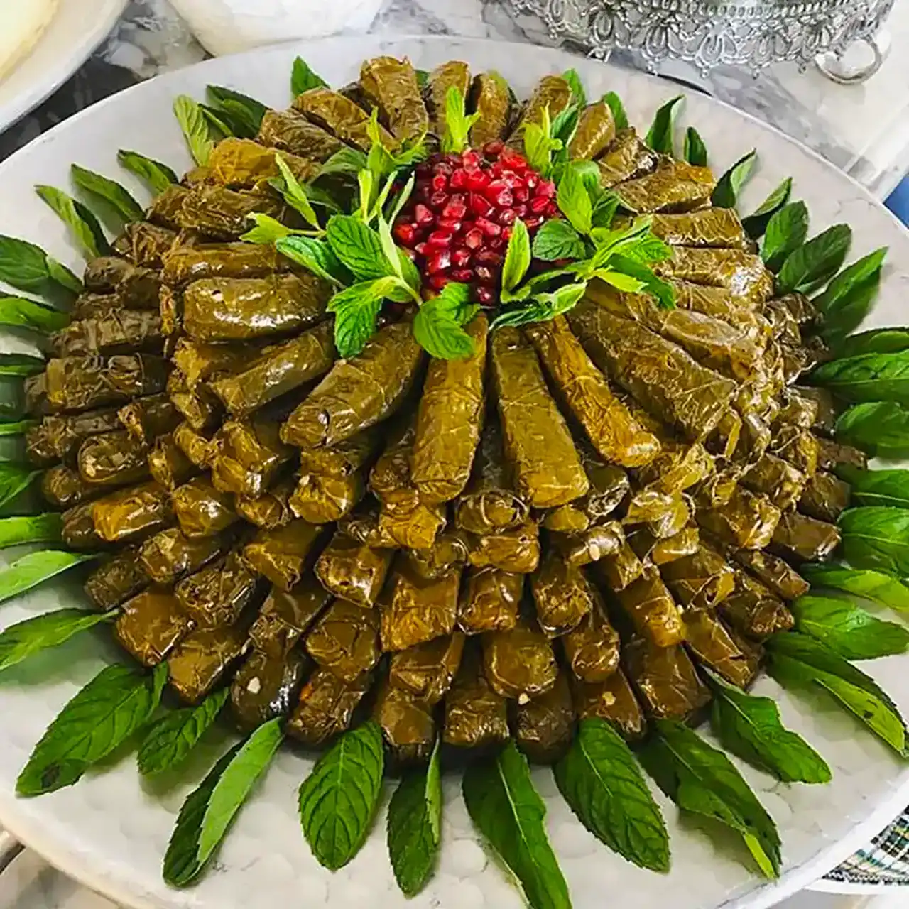 تزئین دلمه مجلسی + ایده های بسیار زیبا و شیک برای تزئین دلمه مجلسی با برگ مو و زرشک