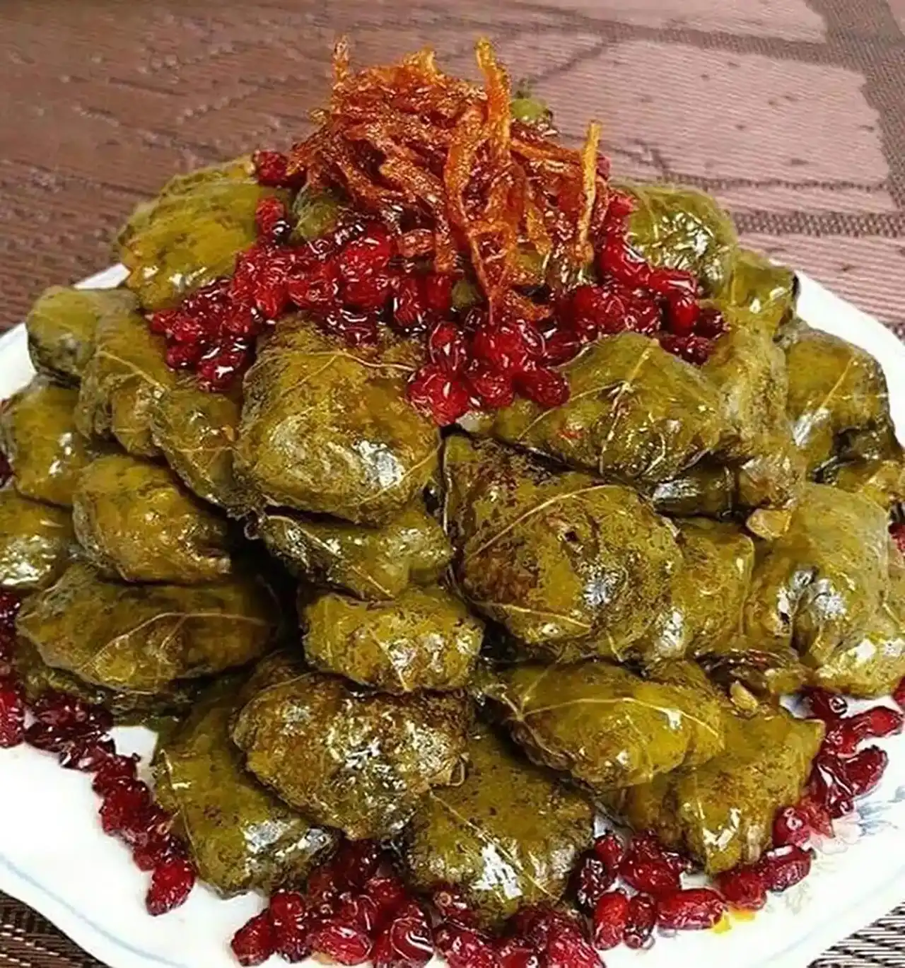 تزئین دلمه مجلسی + ایده های بسیار زیبا و شیک برای تزئین دلمه مجلسی با برگ مو و زرشک