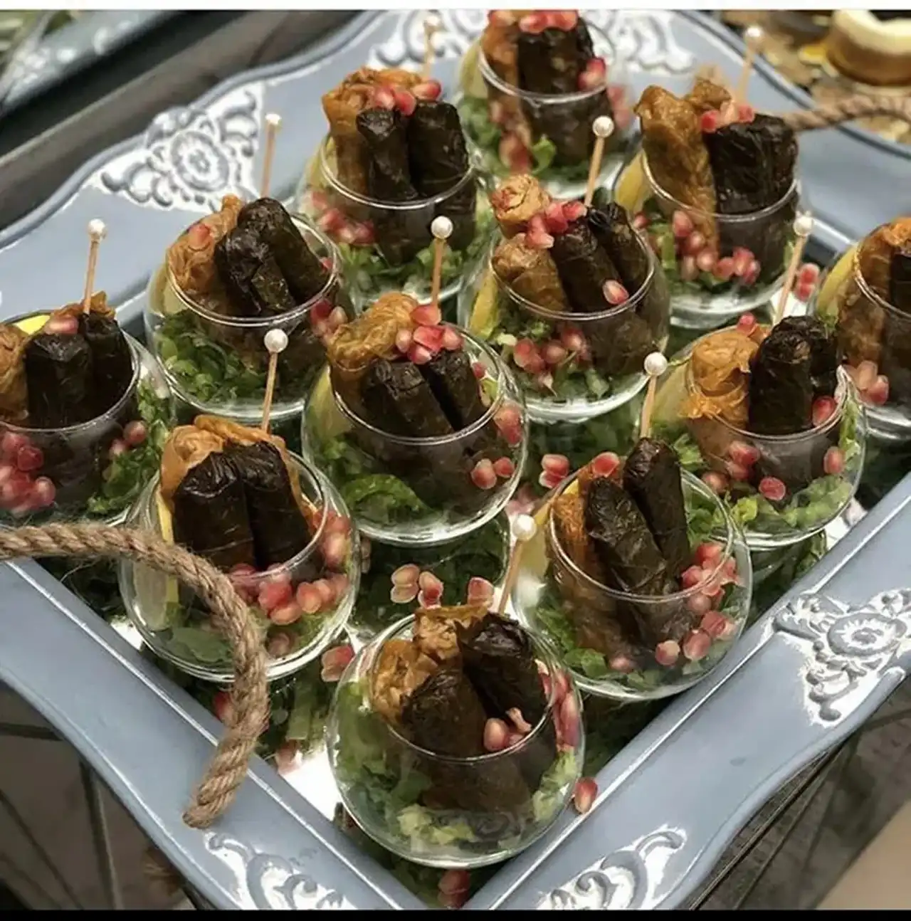 تزئین دلمه مجلسی + ایده های بسیار زیبا و شیک برای تزئین دلمه مجلسی با برگ مو و زرشک