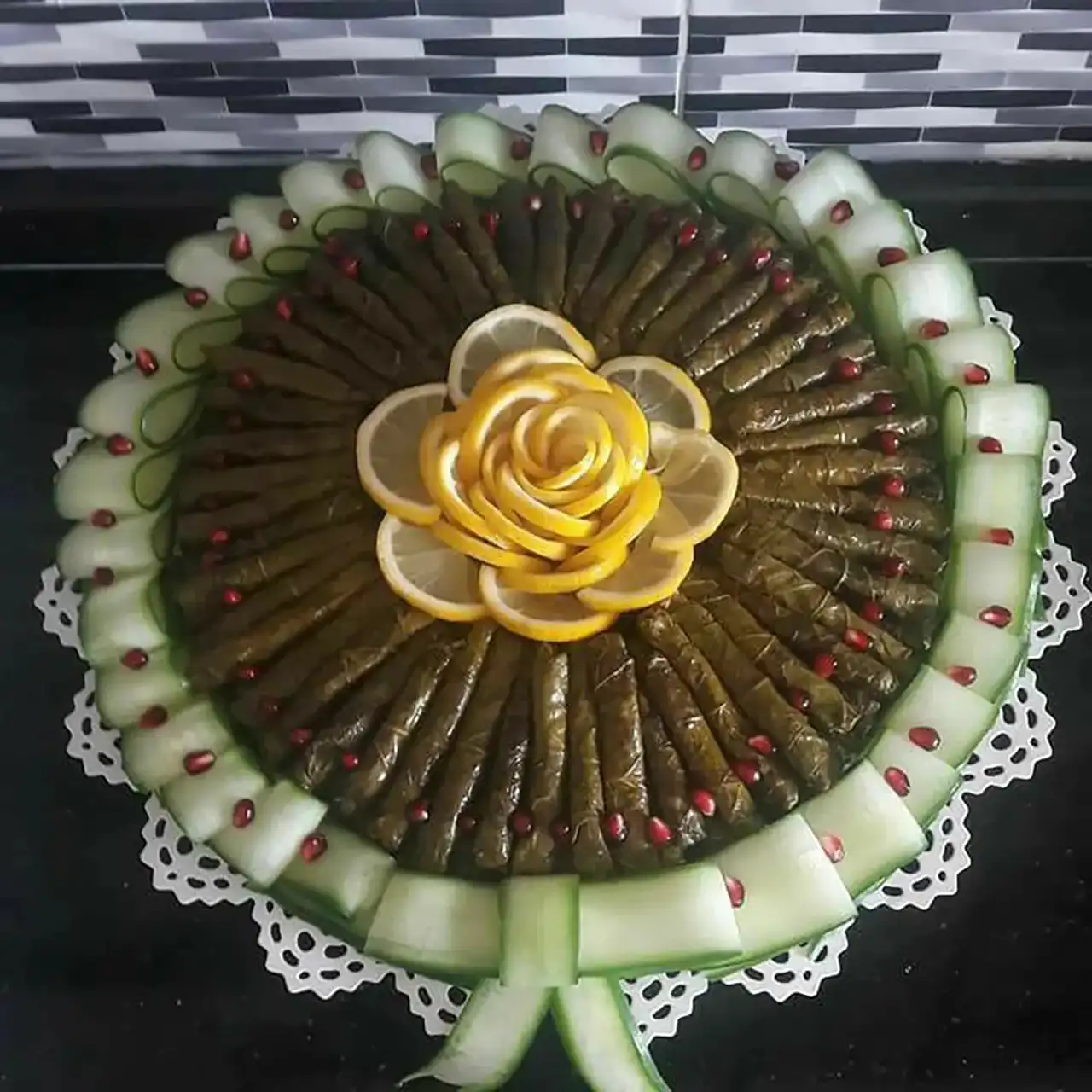 تزئین دلمه مجلسی + ایده های بسیار زیبا و شیک برای تزئین دلمه مجلسی با برگ مو و زرشک