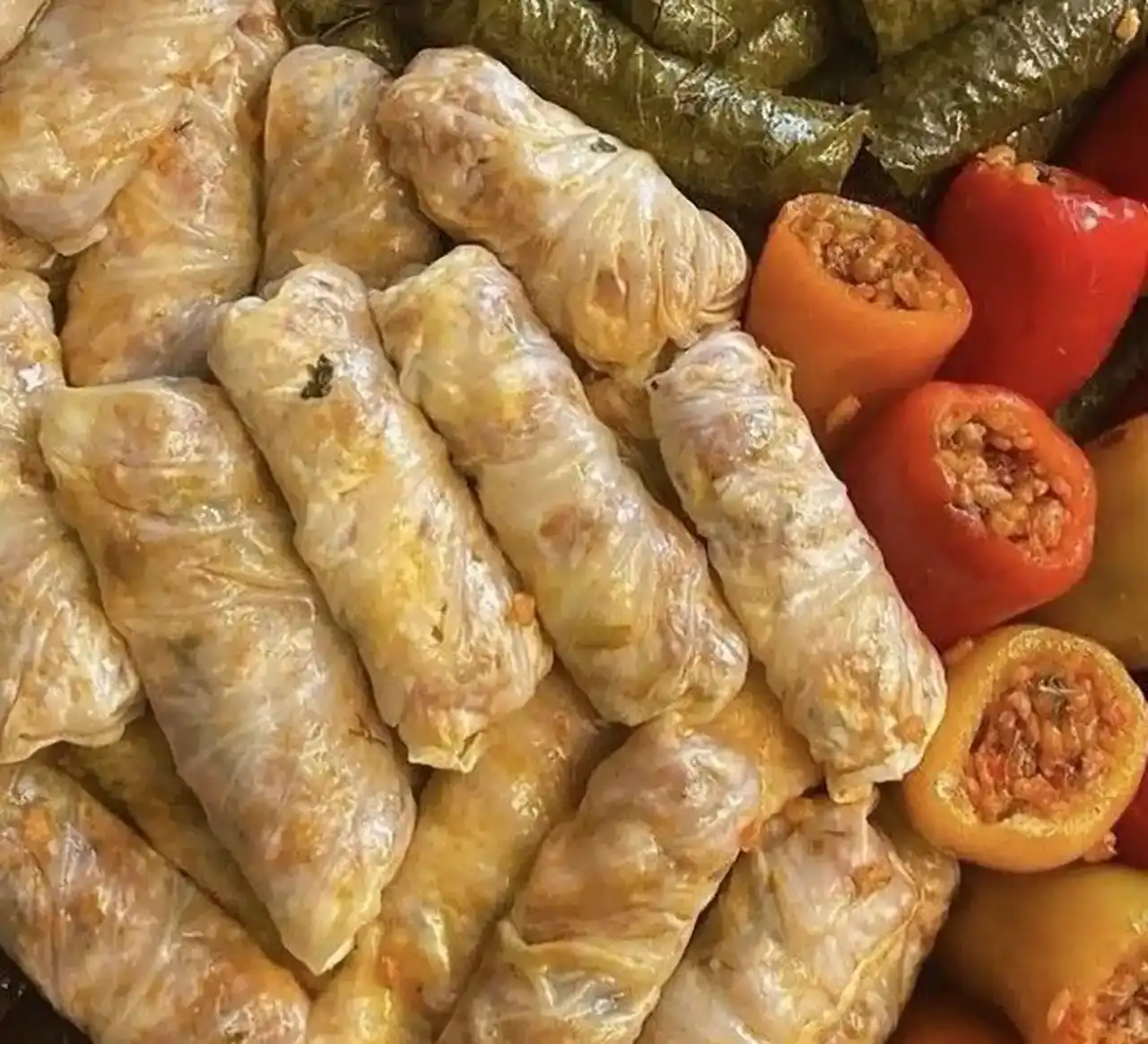 تزئین دلمه مجلسی + ایده های بسیار زیبا و شیک برای تزئین دلمه مجلسی با برگ مو و زرشک