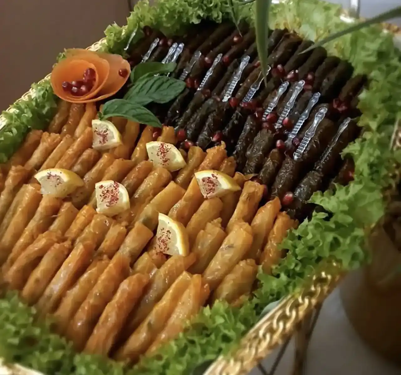 تزئین دلمه مجلسی + ایده های بسیار زیبا و شیک برای تزئین دلمه مجلسی با برگ مو و زرشک
