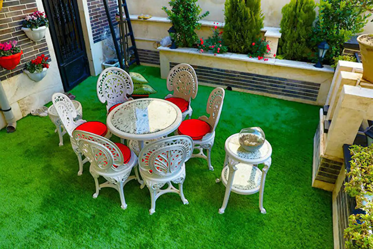 مدل تراس با چمن مصنوعی + با این ایده ها تراس خونت رو با یک تکه چمن زیبا کن