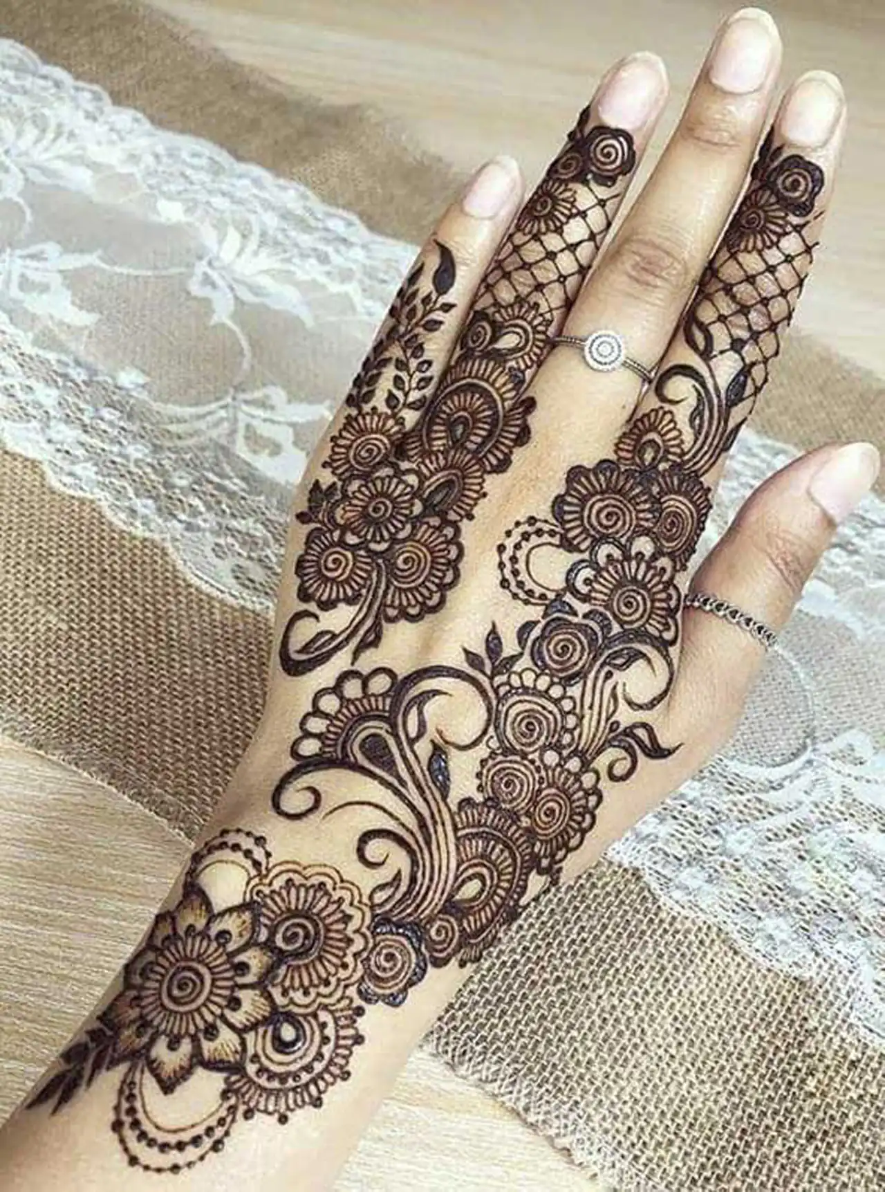 عکس مدل حنا + 15 تا از بهترین مدل های ساده و شیک را اینجا ببینید