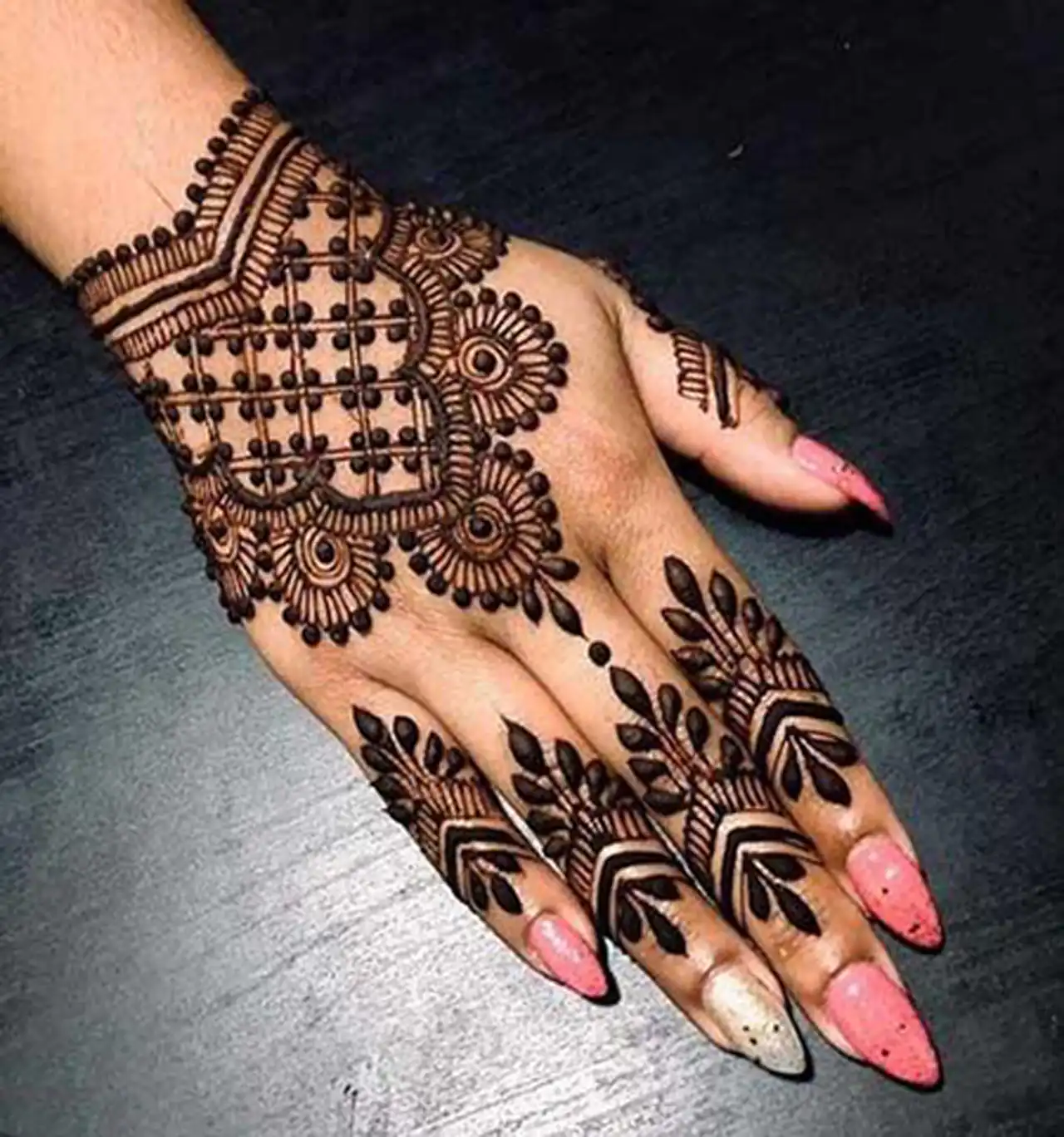 عکس مدل حنا + 15 تا از بهترین مدل های ساده و شیک را اینجا ببینید