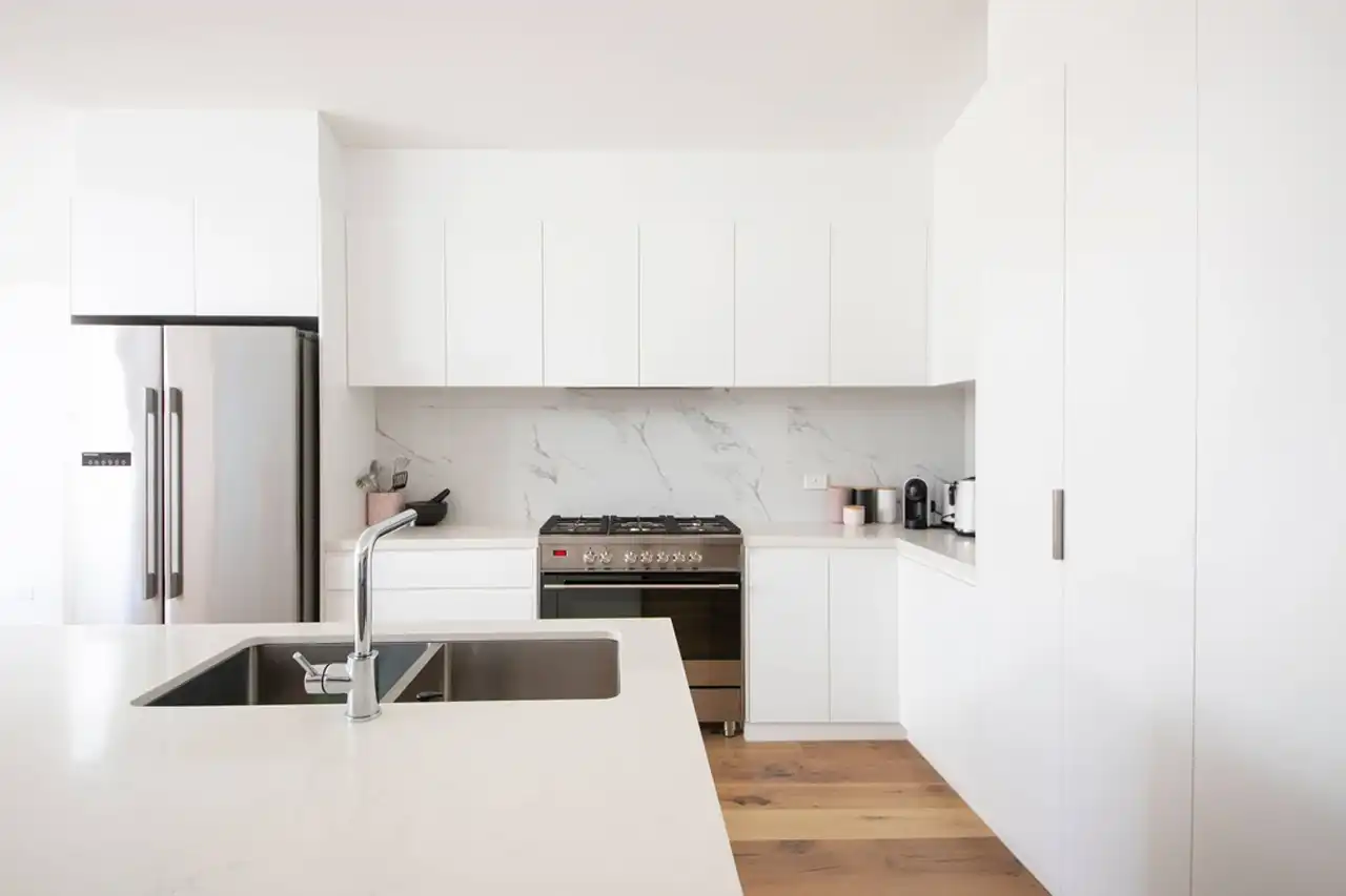 بهترین مدل کابینت ام دی اف سفید + مدل های جدید و شیک کابینت مدرن آشپزخانه با رنگ سفید
