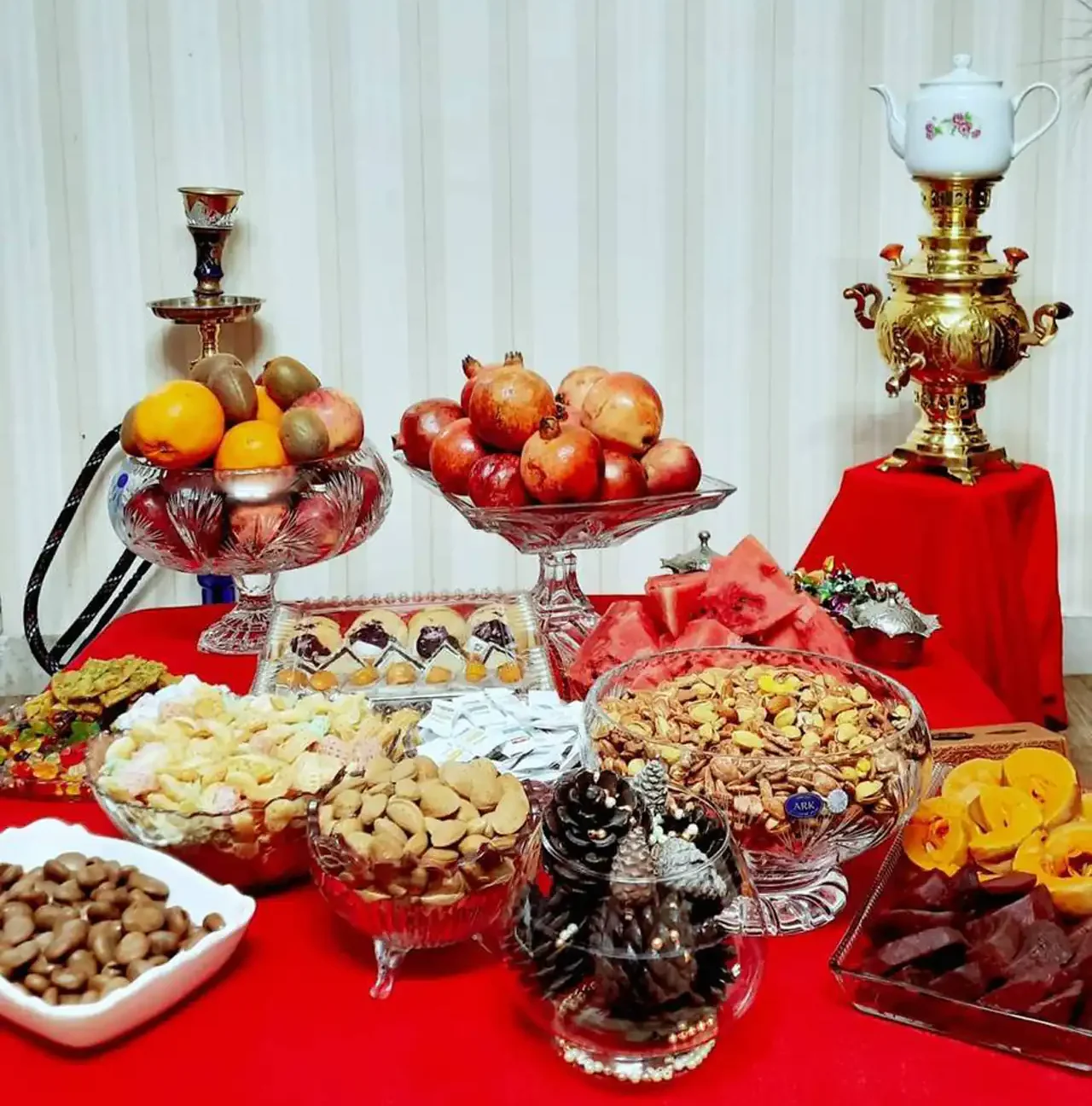 مدل چیدن میز شب یلدا  + زیباترین دیزاین برای چیدن میز شب یلدا امسال