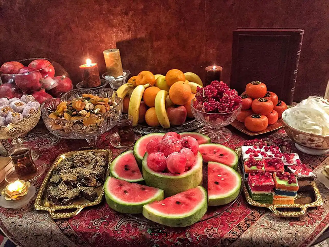 مدل چیدن میز شب یلدا  + زیباترین دیزاین برای چیدن میز شب یلدا امسال